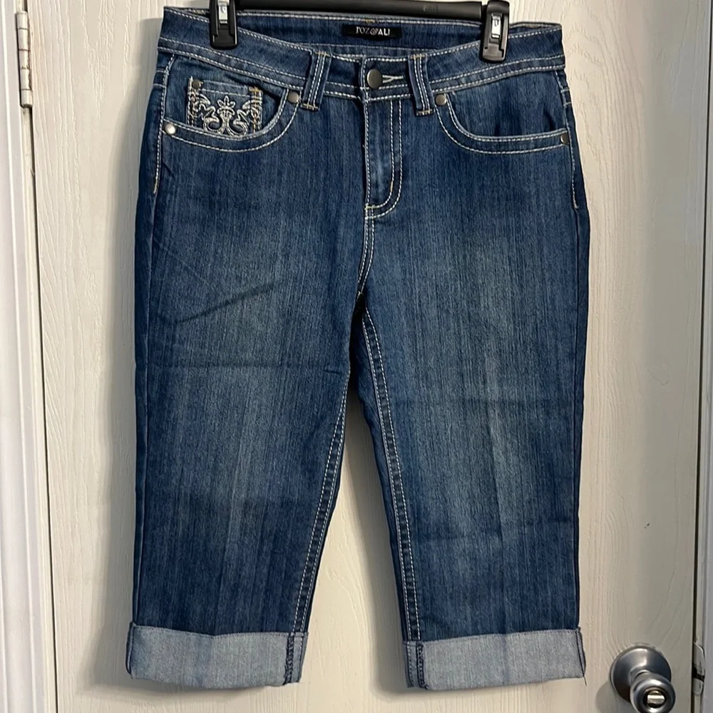 Roz&Ali Jean capris with design on front pocket and back pockets like new - Picture 1 of 5